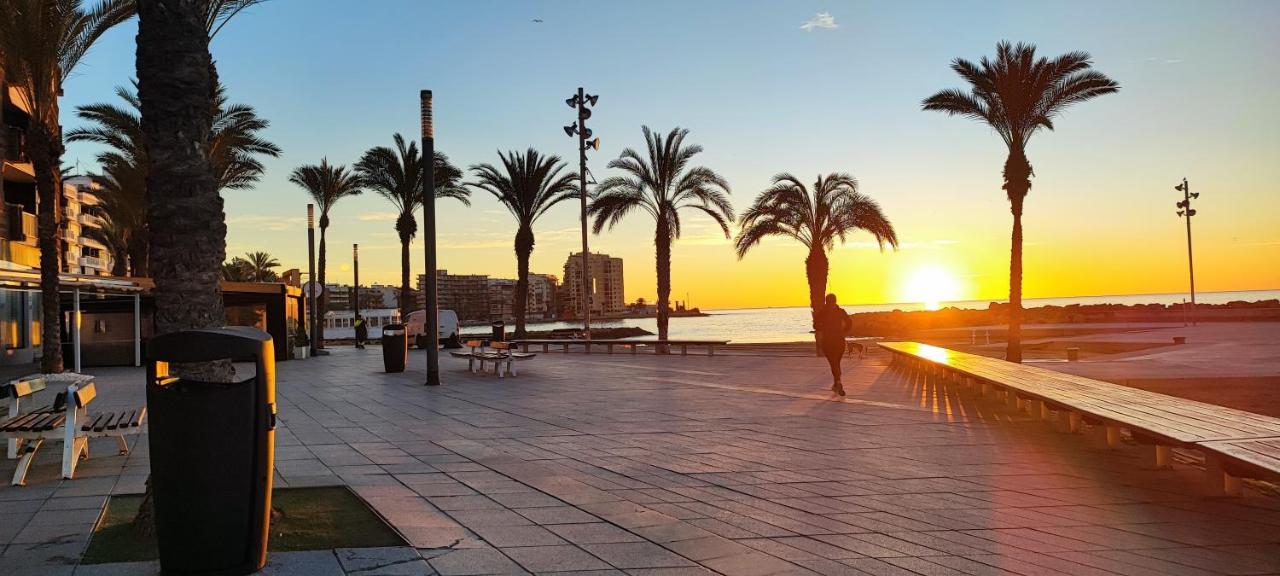 Beachside Apartment In Torrevieja Ngoại thất bức ảnh